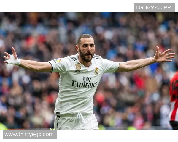 皇马新援本泽马表现火爆,赢得球迷们的认可与赞誉